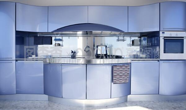 藍色銀色廚房 現代建筑裝飾的時尚融合